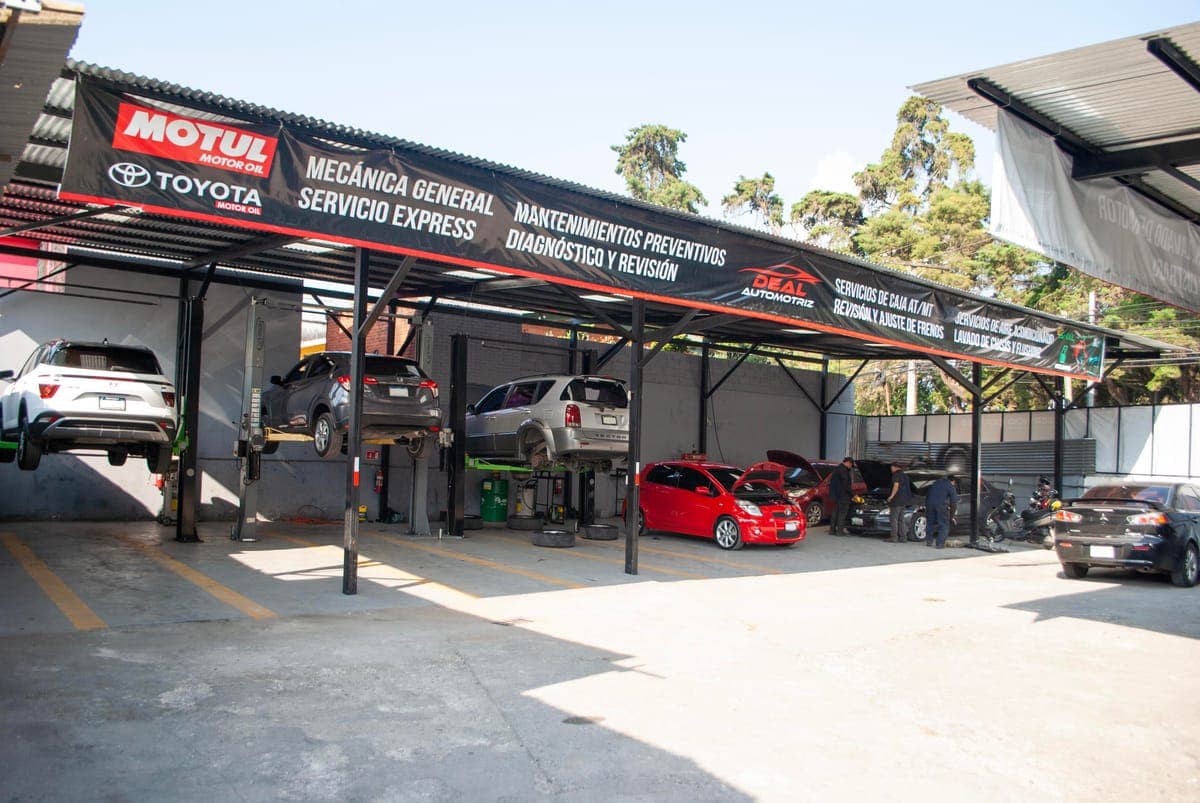 Equipo de mecánicos de Deal Automotriz trabajando en equipo