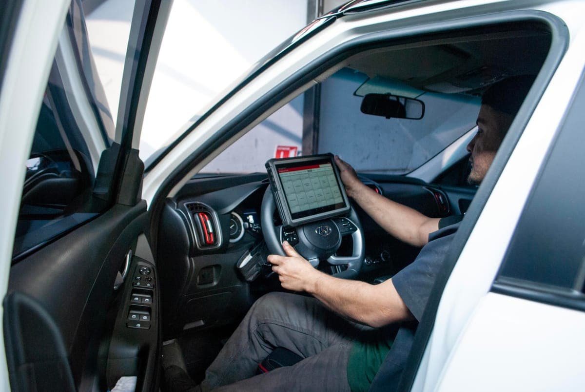 Mecánico trabajando en motor Toyota